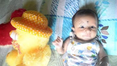 婴儿泰迪可爱的新生儿婴儿男孩泰迪熊说谎床上首页月甜蜜的婴儿蹒跚学步的特写镜头肖像印度种族前面视图